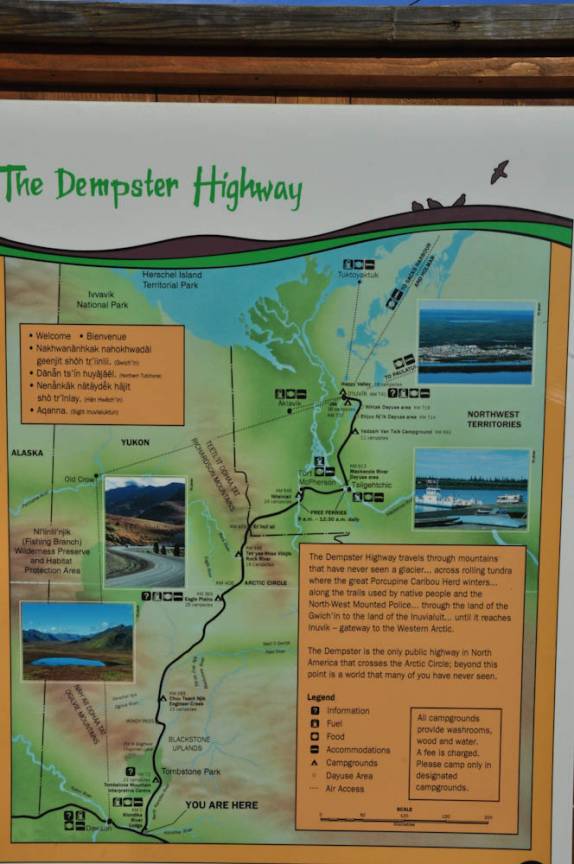 Painel explicativo sobre a Dempster Highway, na região de Dawson City, no Yukon Territory, no Canadá